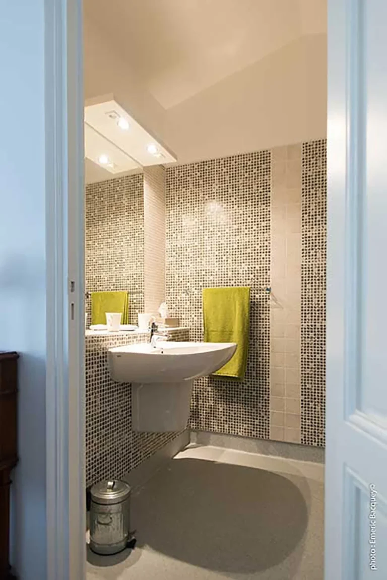 Petite salle de bains moderne avec lavabo suspendu