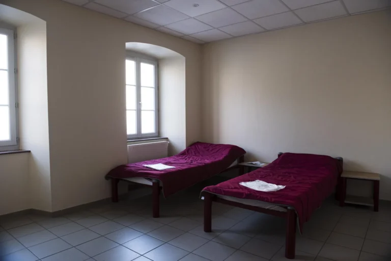 Chambre simple avec deux lits simples rouges