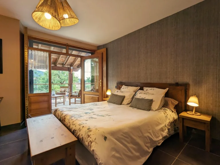 Chambre chaleureuse avec balcon et vue verdoyante