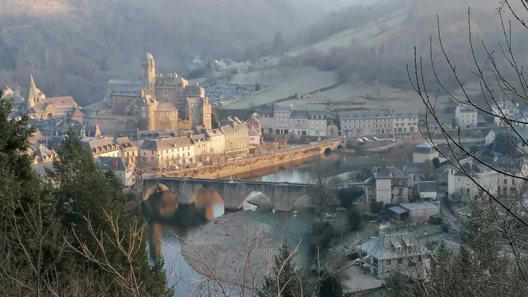 Village médiéval avec pont en pierre et château